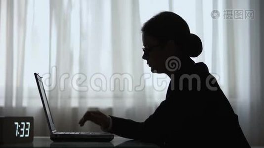 疲惫的女人上夜班的剪影，带着笔记本离开房间视频