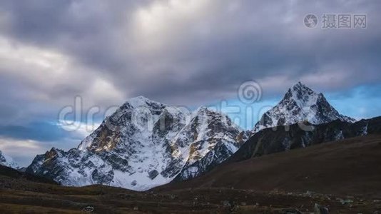 多云多云的多波切山脉。喜马拉雅山，尼泊尔视频