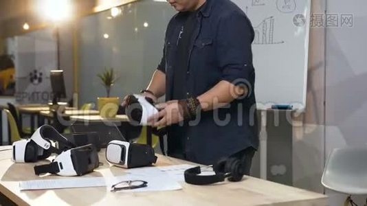 日本商人戴着虚拟现实VR眼镜在现代明亮的办公室工作。视频
