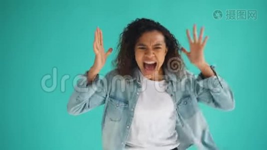 愤怒的非裔美国女士双臂交叉站立尖叫的肖像视频