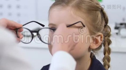 眼科医生帮助小女孩戴上眼镜、矫正镜片视频