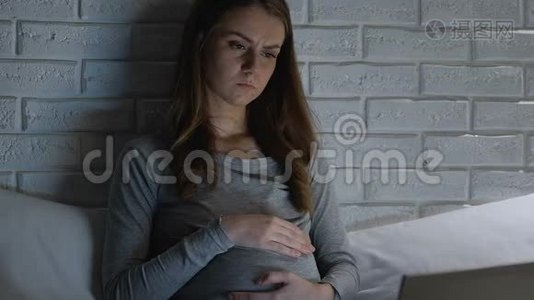 孕妇夜间携带笔记本电脑感到头痛，技术影响视频