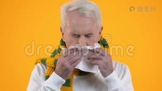 成年男子围巾吹鼻组织、呼吸道疾病、鼻炎症状视频