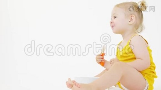 微笑的金发女婴在白色背景下吃她的饭视频