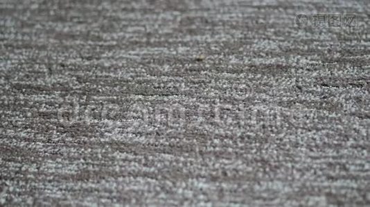 合成地毯上的层压板在家庭内部。 纺织品的特写纹理。 4k视频与您的文本位置视频
