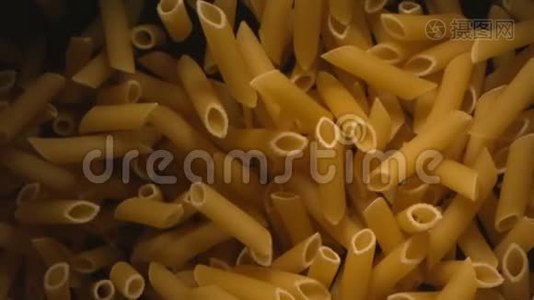 Penne Pasta正以1500英尺的速度在黑色背景上降落视频