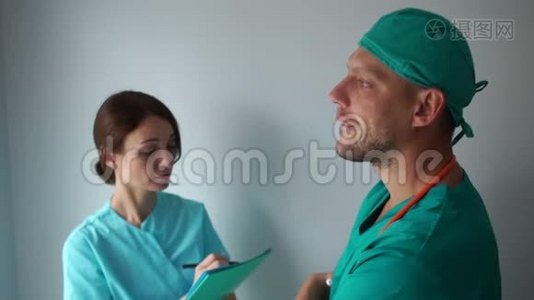 工作的医务人员.. 医生告诉护士病人的预约. 医疗和保健视频