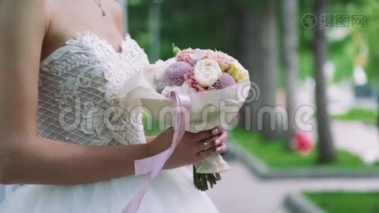 新娘手中的婚礼布视频