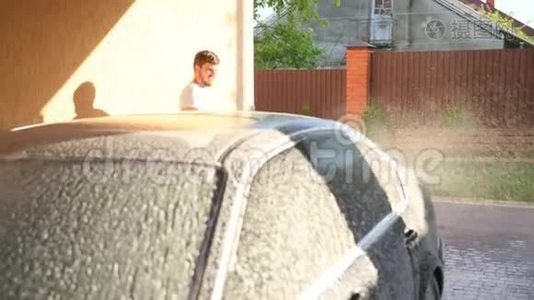 男洗车。 用高压喷水冲洗，喷雾分散到两侧视频