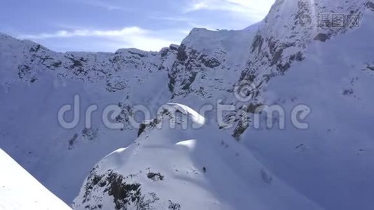 从滑雪板上方俯瞰，滑雪板在雪山上行走视频