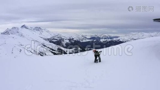 滑雪板准备滑雪板骑在雪山无人机的视野中视频