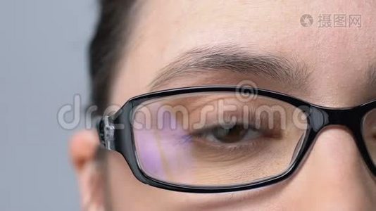 戴眼镜的女人眨眼，视力不好，视力有问题，特写视频