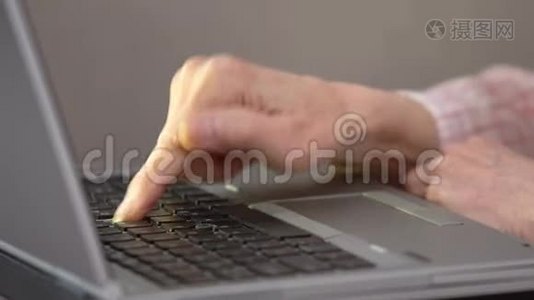 一位老年妇女在笔记本电脑键盘上按按钮，使用技术学习视频
