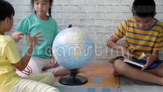 亚洲儿童`学习地理。视频