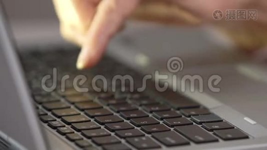 笔记本电脑键盘上老年女性手按按钮的特写，科技视频
