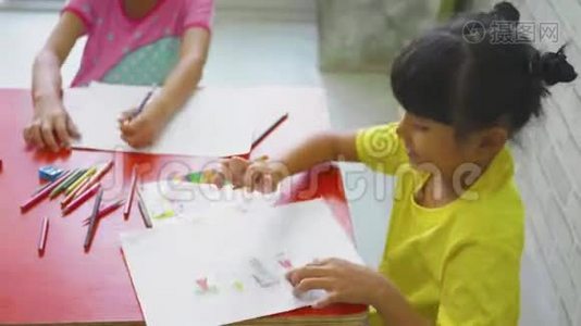 泰国女孩的学习就是写作业。视频