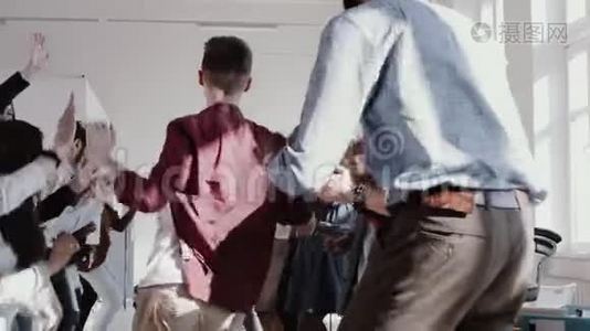 快乐有趣的年轻商人与多民族的商人团队在办公室聚会慢动作红色EPIC跳舞。视频