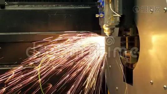 重工业用高精度激光切割金属。 现代工业技术。视频