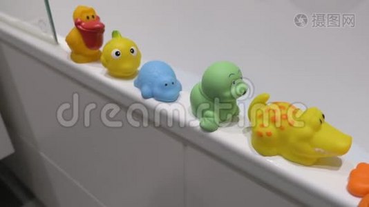 浴缸边上的一排橡胶小玩具视频