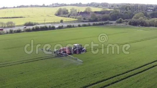 拖拉机在农田喷洒禁用的草甘膦除草剂视频