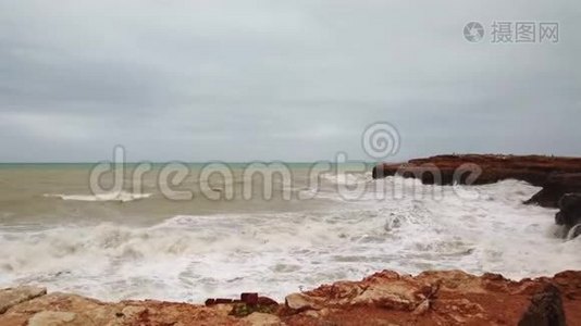 海洋很大的波浪泡沫海喷.. 强有力的海浪拍打着危险的岩石海岸线慢镜头视频