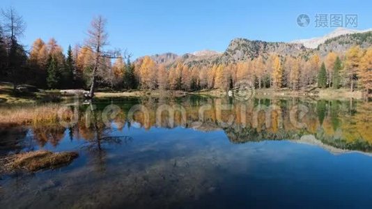 秋湖附近的圣佩莱格里诺帕斯，特伦蒂诺，多洛米斯阿尔卑斯山，意大利。视频