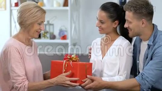 可爱的一对夫妇向婆婆赠送礼物盒，庆祝父母的生日视频