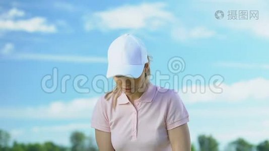 没有经验的年轻女性打高尔夫，练高尔夫，爱好视频