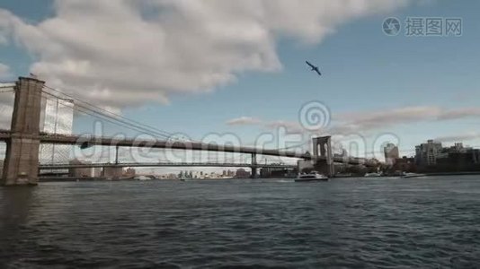从下曼哈顿16号码头俯瞰东河和布鲁克林大桥的广角海景视频