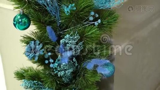 圣诞树上的圣诞装饰品。 蓝球和球锥。视频