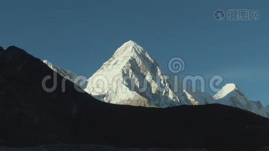 普莫里和灵特伦山脉.. 喜马拉雅山，尼泊尔。 鸟瞰图视频