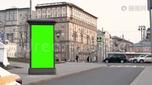 市街。 一天。 绿色窗户展示站在路边。视频