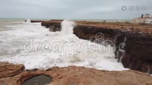 极端波浪撞击海岸-慢运动，大浪。视频