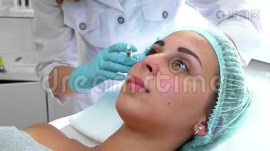 专业美容师在女性皮肤上进行面部注射。 一个女人得到美容美容程序。 生物疗法视频