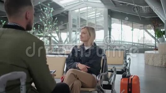 在机场里，男人和女人的谈话很愉快。视频