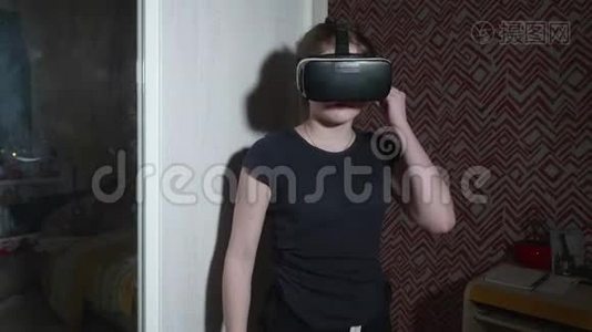 穿着balckt恤的白人女孩戴着VR眼镜，对发生的事情有浓厚的兴趣视频
