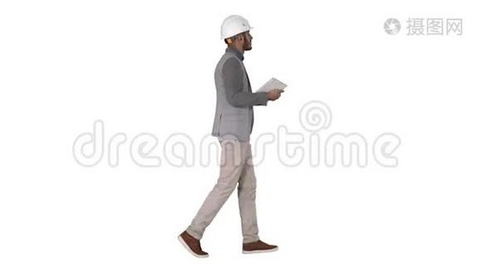 建筑师步行与平板电脑和检查什么是建立在白色背景。视频