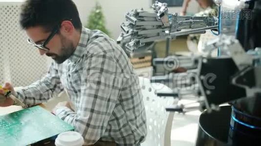 男工程师用烙铁固定机器人微电路板视频