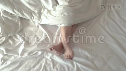 在白色床垫上活动的女孩的腿视频