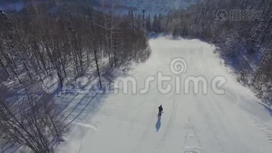 一个滑雪者滚下山视频