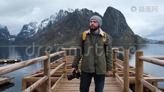人走在木桥上.. 无声的挪威峡湾。 背景山视频