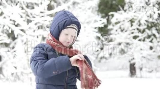 这个男孩在脖子上系了一条围巾，以便在冬天散步视频