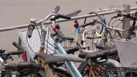 自行车停在停车场上视频
