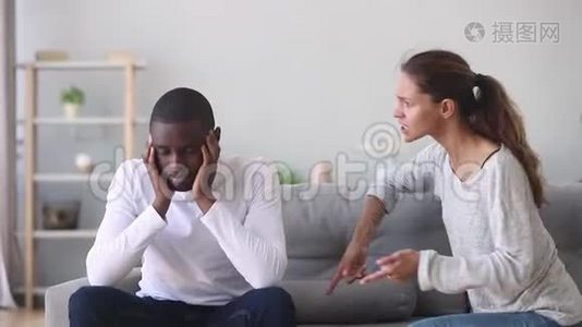 沮丧的非洲丈夫厌倦了烦人的愤怒的白种人妻子唠叨视频