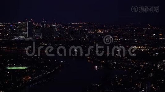 空中夜景-照亮伦敦大城市的街道和建筑物视频