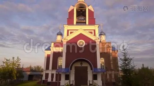 俄罗斯乡村景观背景下的基督教堂。 库存录像。 彩色教堂的顶部景色视频