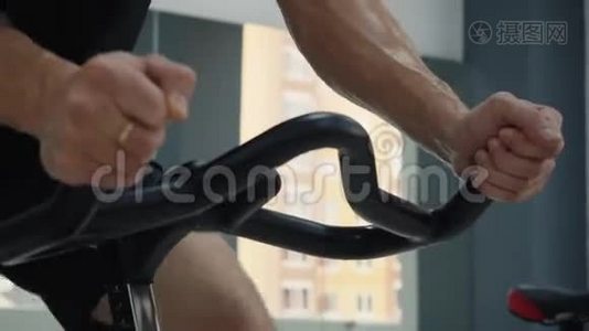 骑自行车课上男性出汗手拿手柄室内自行车。 有氧运动训练中男性汗湿双手视频