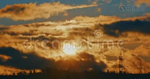高质量的电影4k12位镜头。 红橙晚霞的天空.. 云景时间流逝背景视频