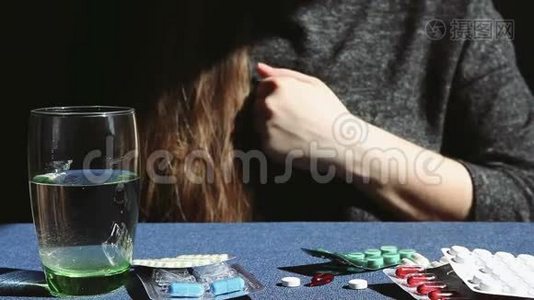 女人手里拿着药丸、药、保健视频