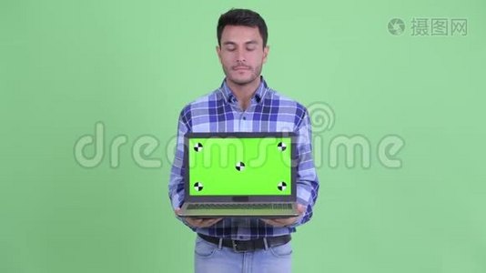穿着年轻的西班牙裔男子展示笔记本电脑并得到坏消息视频